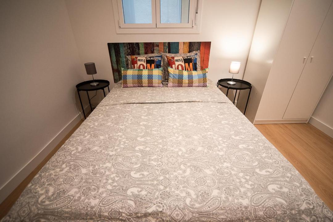 By Universitat Private Rooms Барселона Екстериор снимка