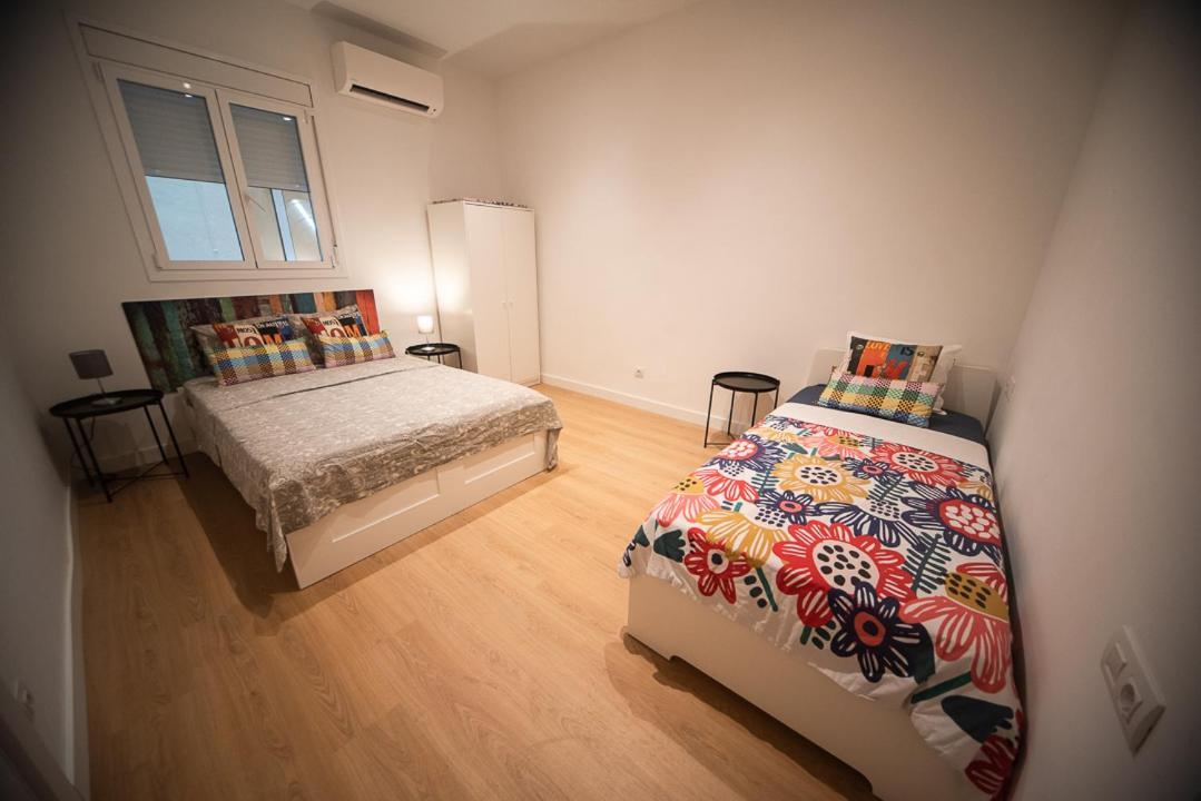 By Universitat Private Rooms Барселона Екстериор снимка