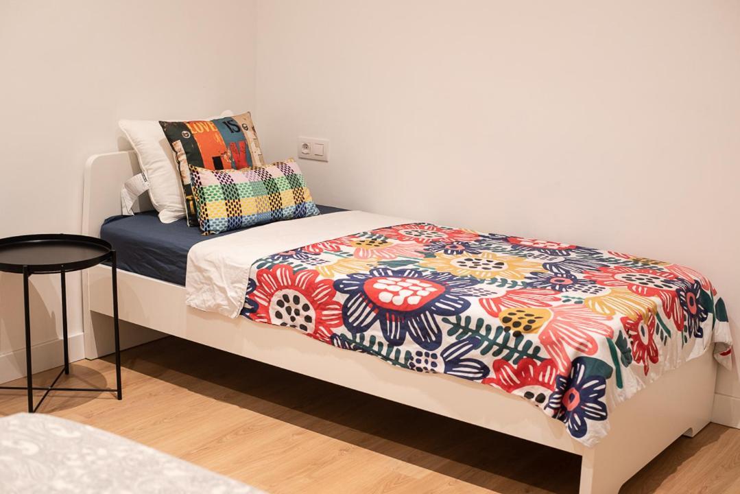 By Universitat Private Rooms Барселона Екстериор снимка