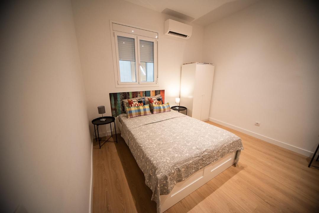 By Universitat Private Rooms Барселона Екстериор снимка