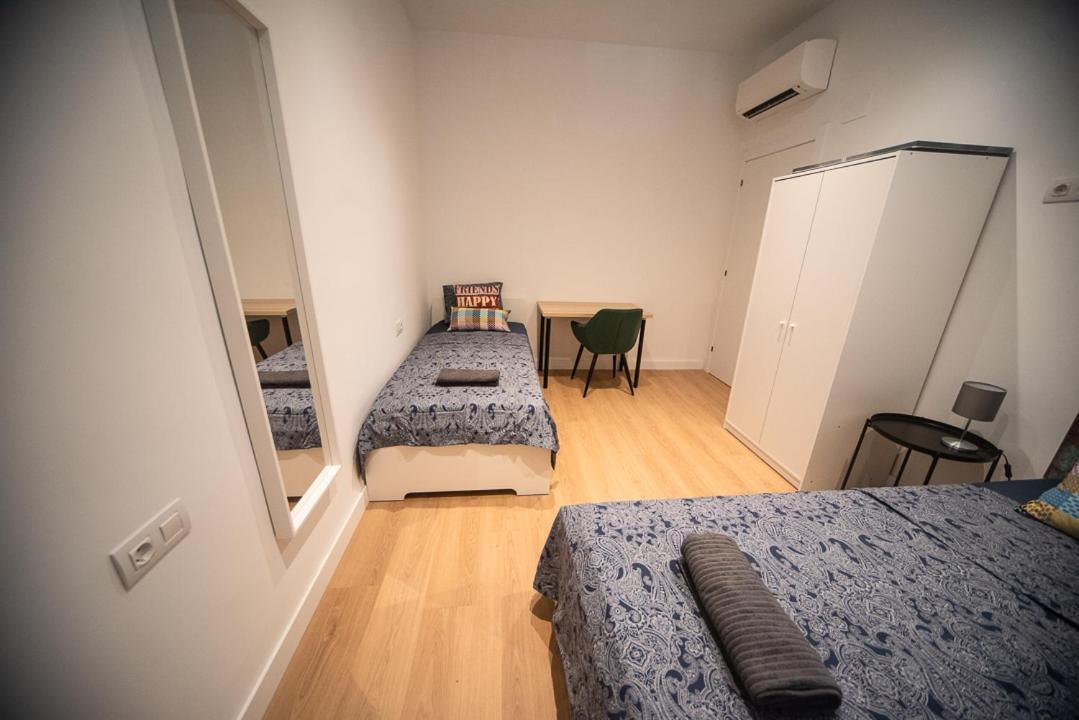 By Universitat Private Rooms Барселона Екстериор снимка