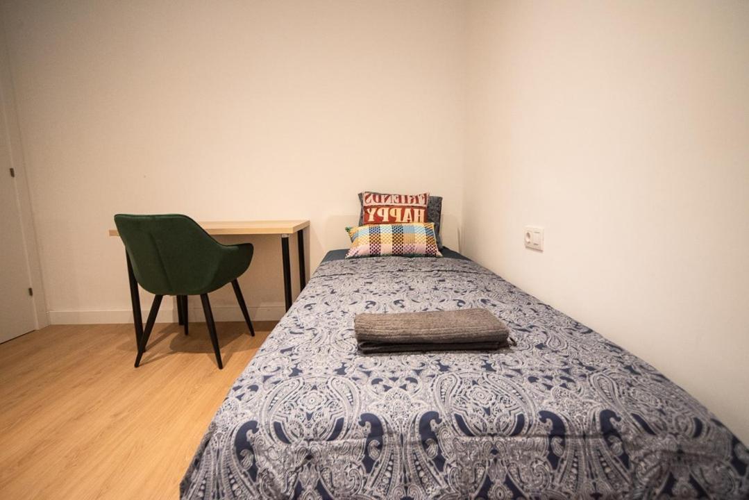 By Universitat Private Rooms Барселона Екстериор снимка
