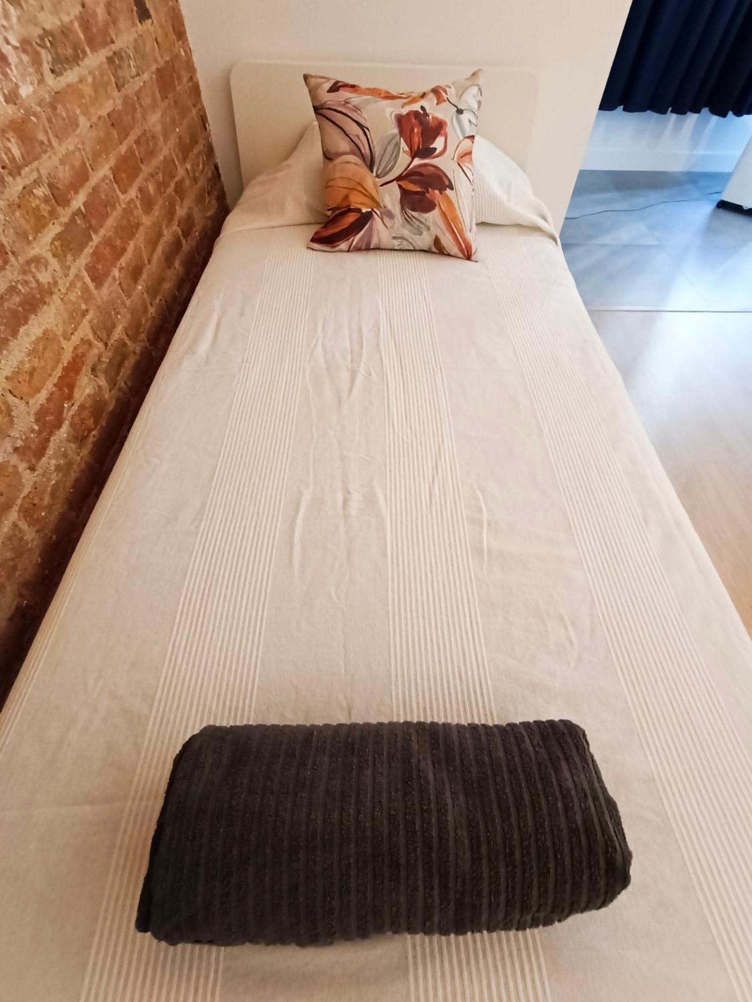 By Universitat Private Rooms Барселона Екстериор снимка