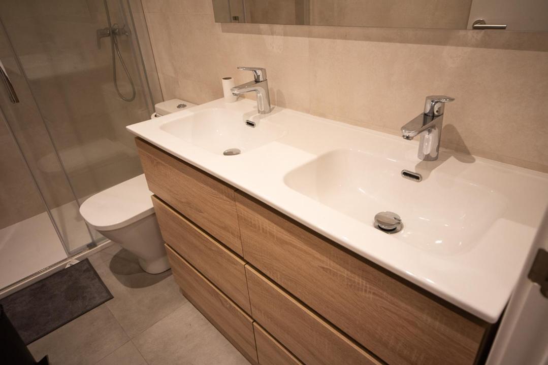 By Universitat Private Rooms Барселона Екстериор снимка
