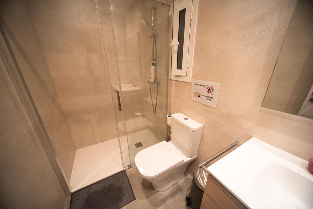By Universitat Private Rooms Барселона Екстериор снимка
