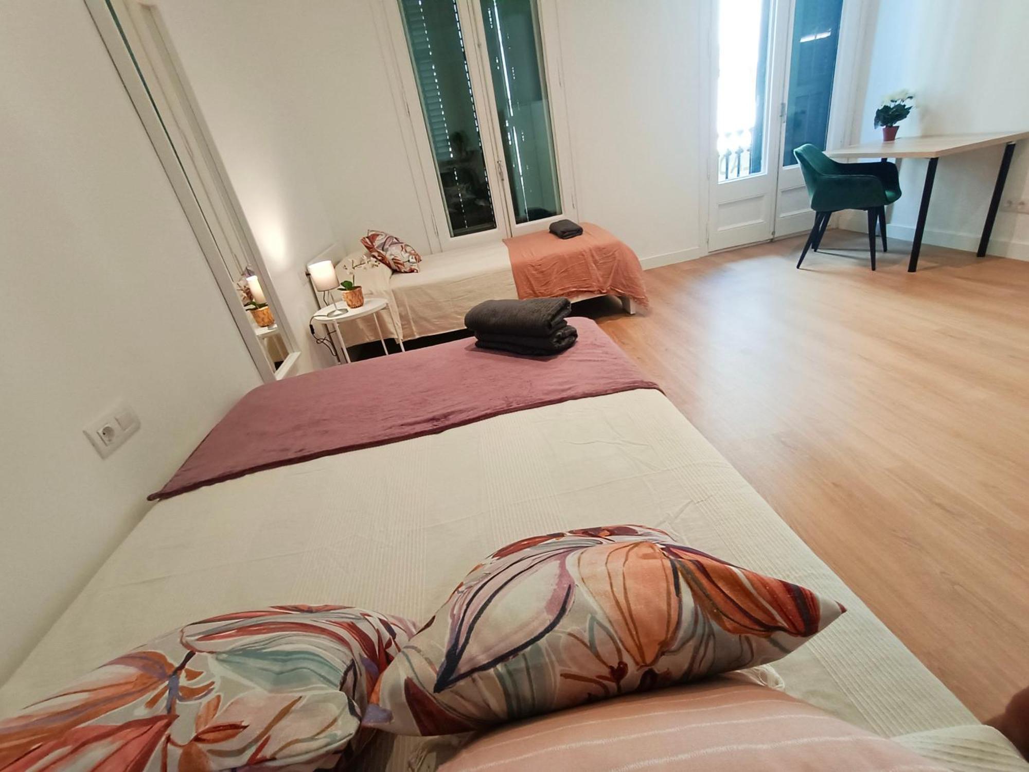 By Universitat Private Rooms Барселона Екстериор снимка