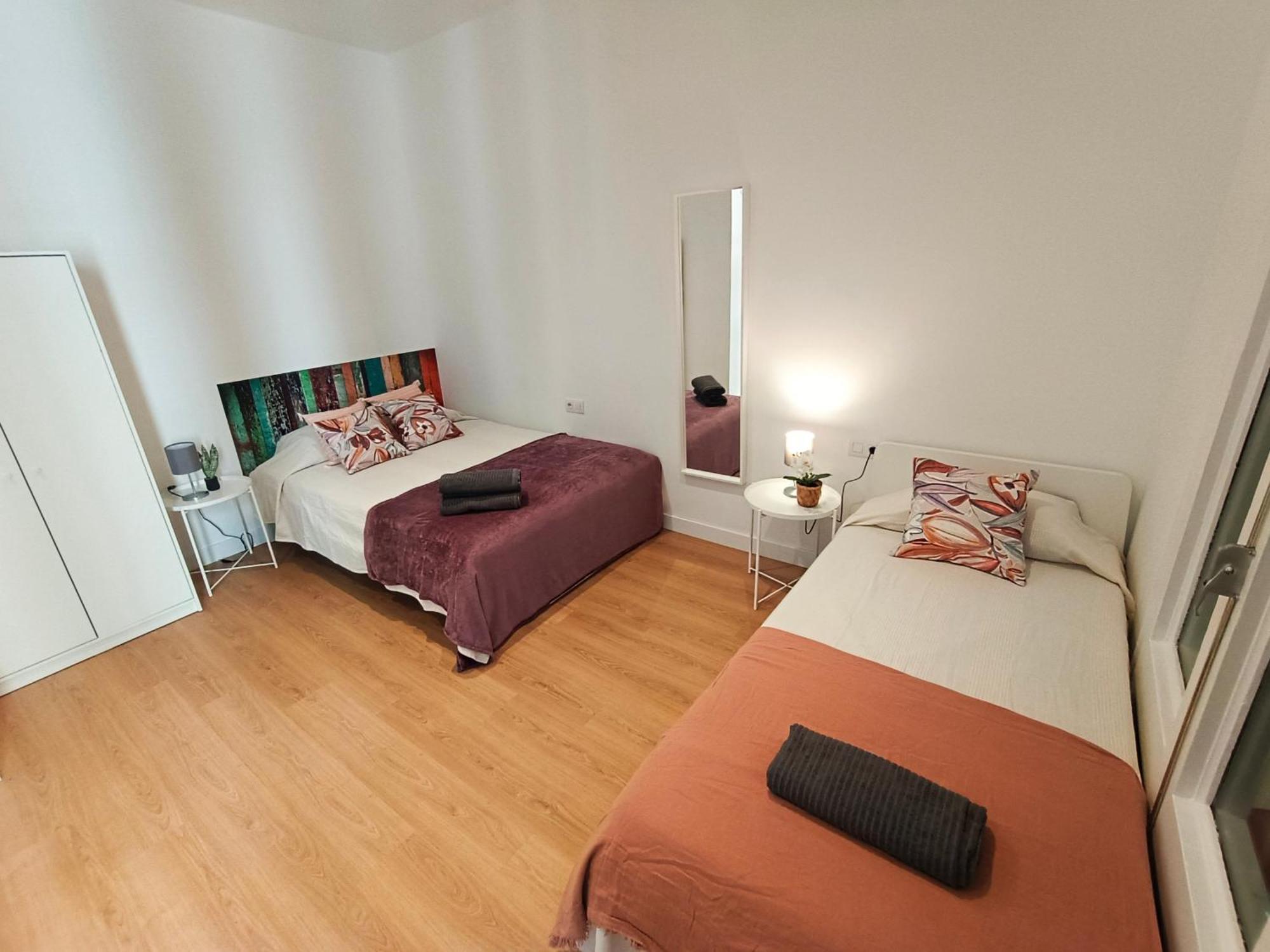 By Universitat Private Rooms Барселона Екстериор снимка