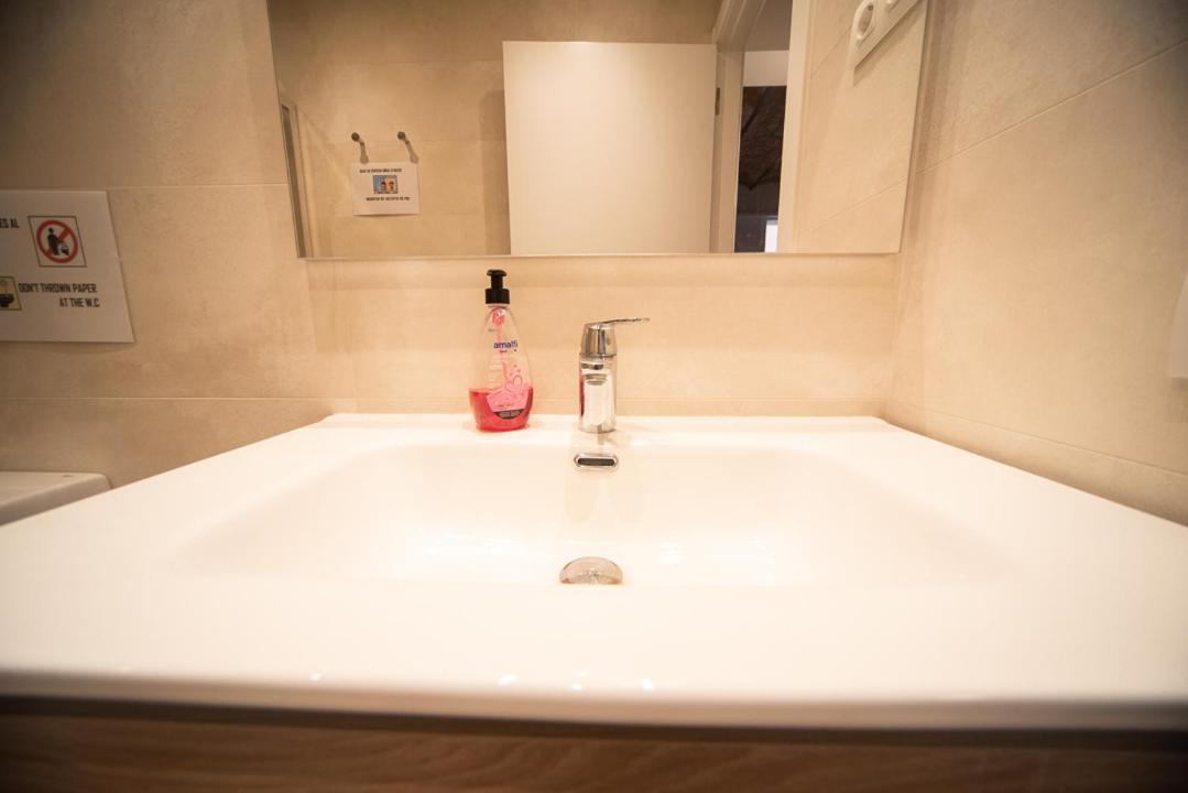 By Universitat Private Rooms Барселона Екстериор снимка