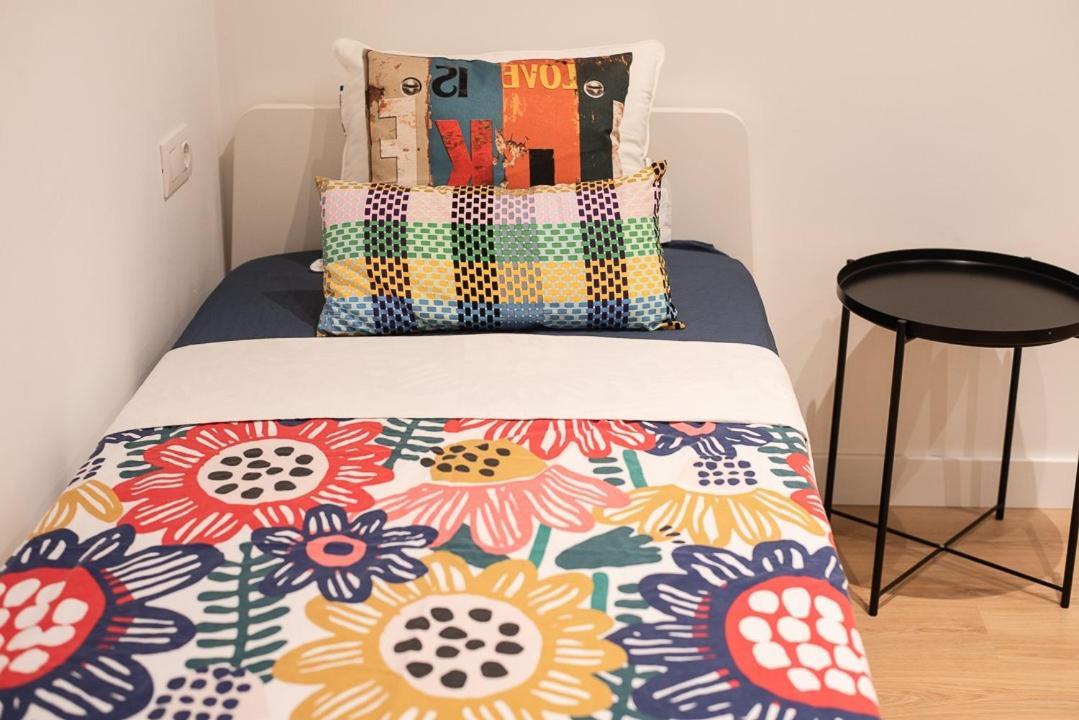 By Universitat Private Rooms Барселона Екстериор снимка