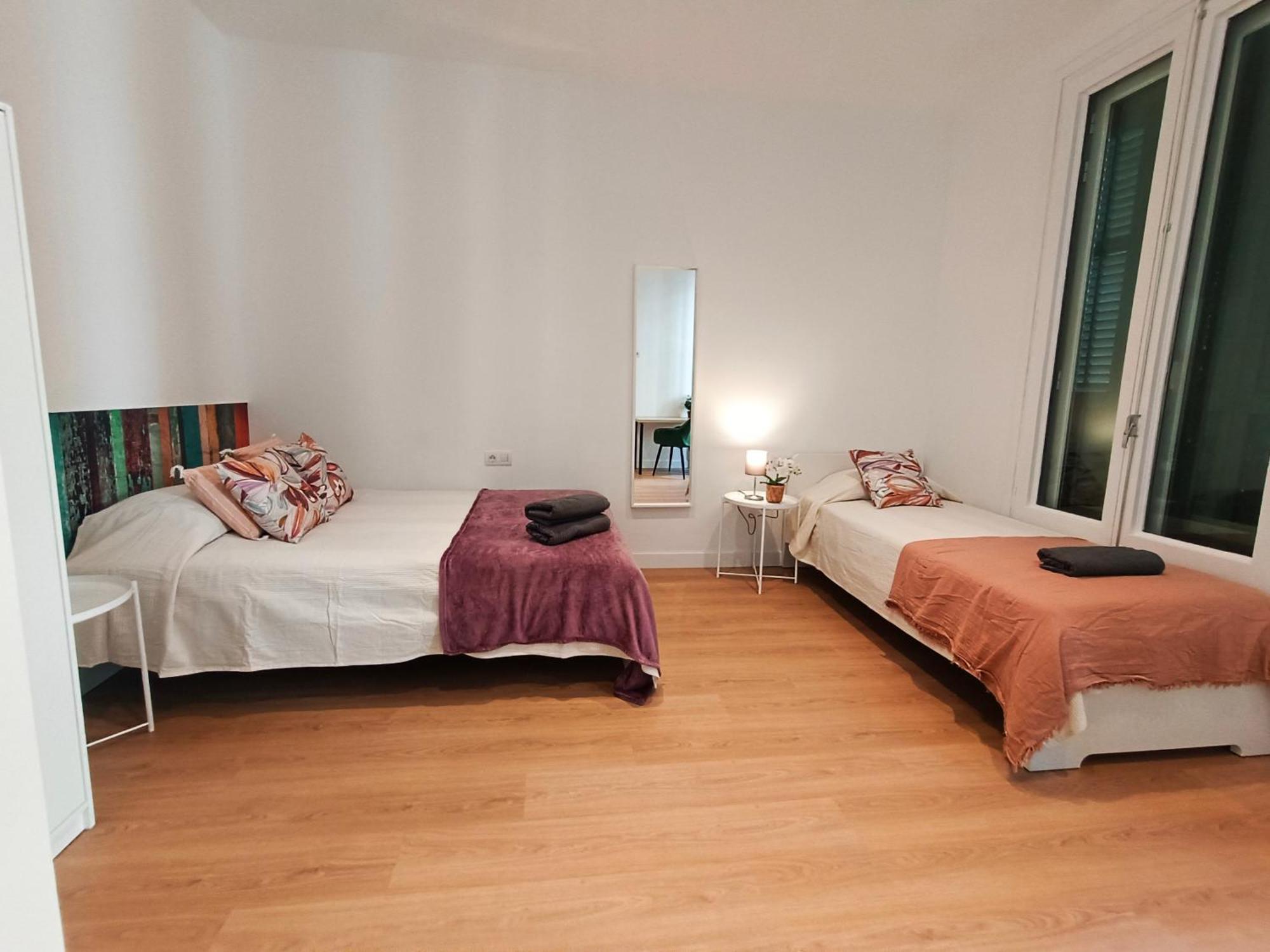 By Universitat Private Rooms Барселона Екстериор снимка