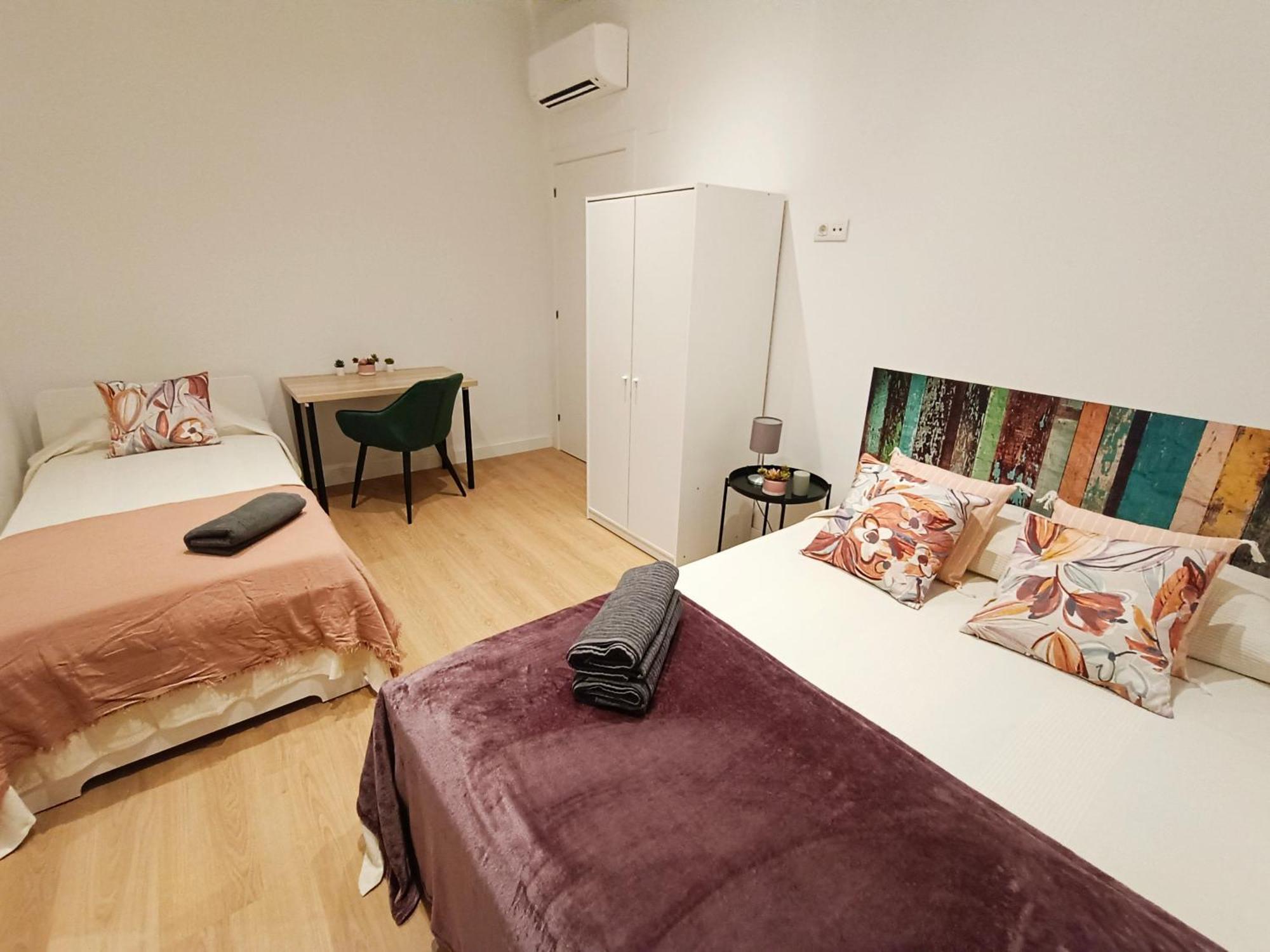 By Universitat Private Rooms Барселона Екстериор снимка