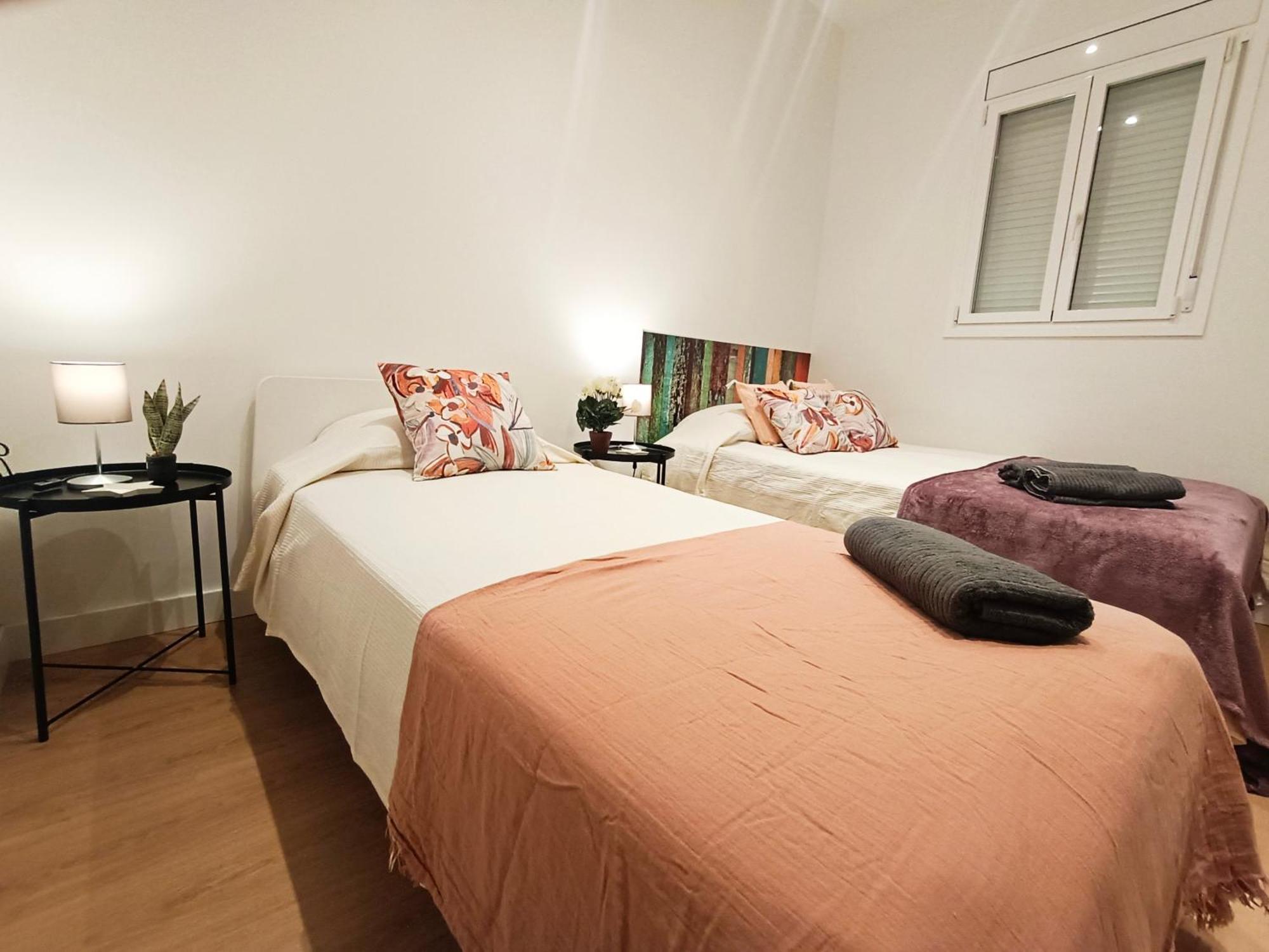 By Universitat Private Rooms Барселона Екстериор снимка