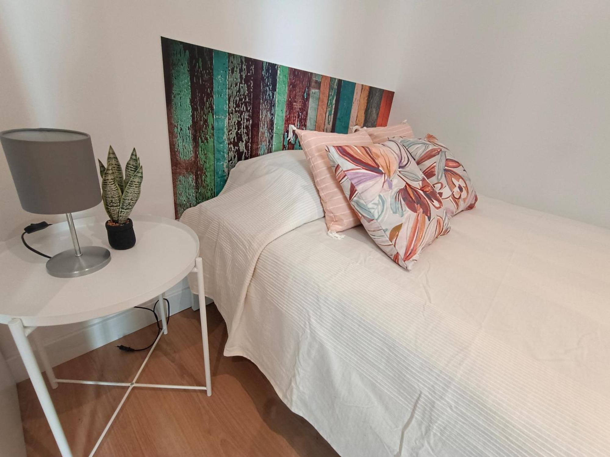 By Universitat Private Rooms Барселона Екстериор снимка
