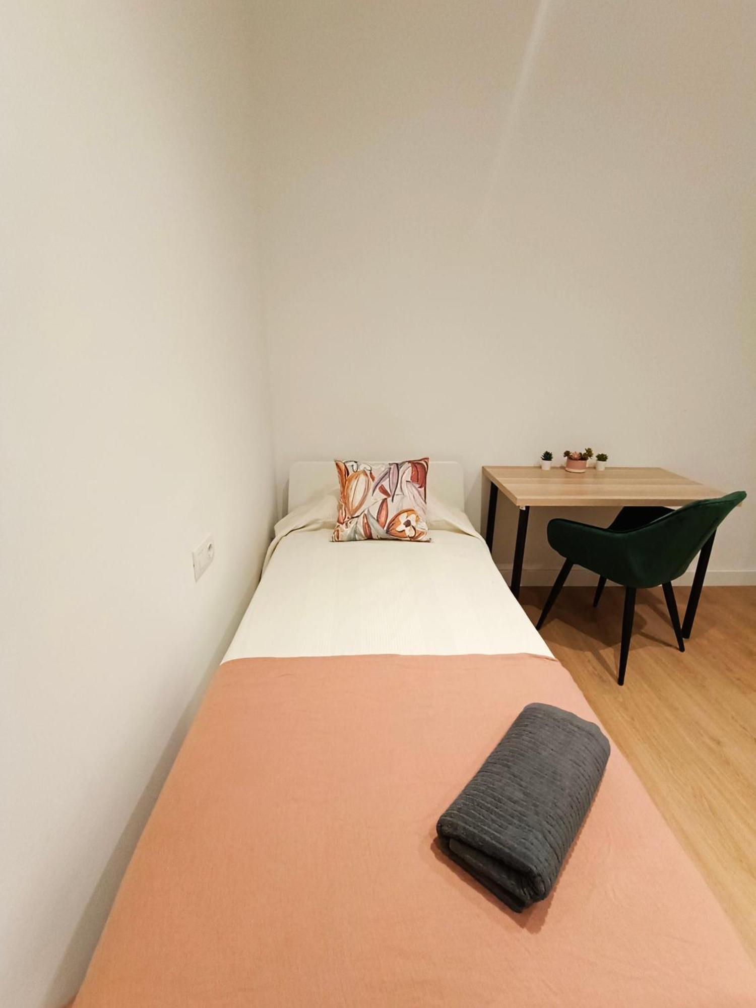 By Universitat Private Rooms Барселона Екстериор снимка