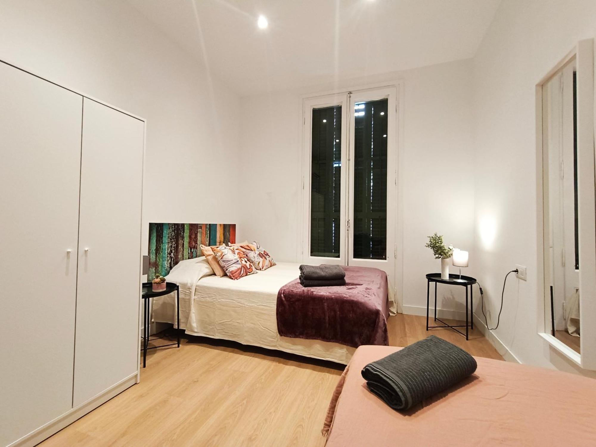 By Universitat Private Rooms Барселона Екстериор снимка