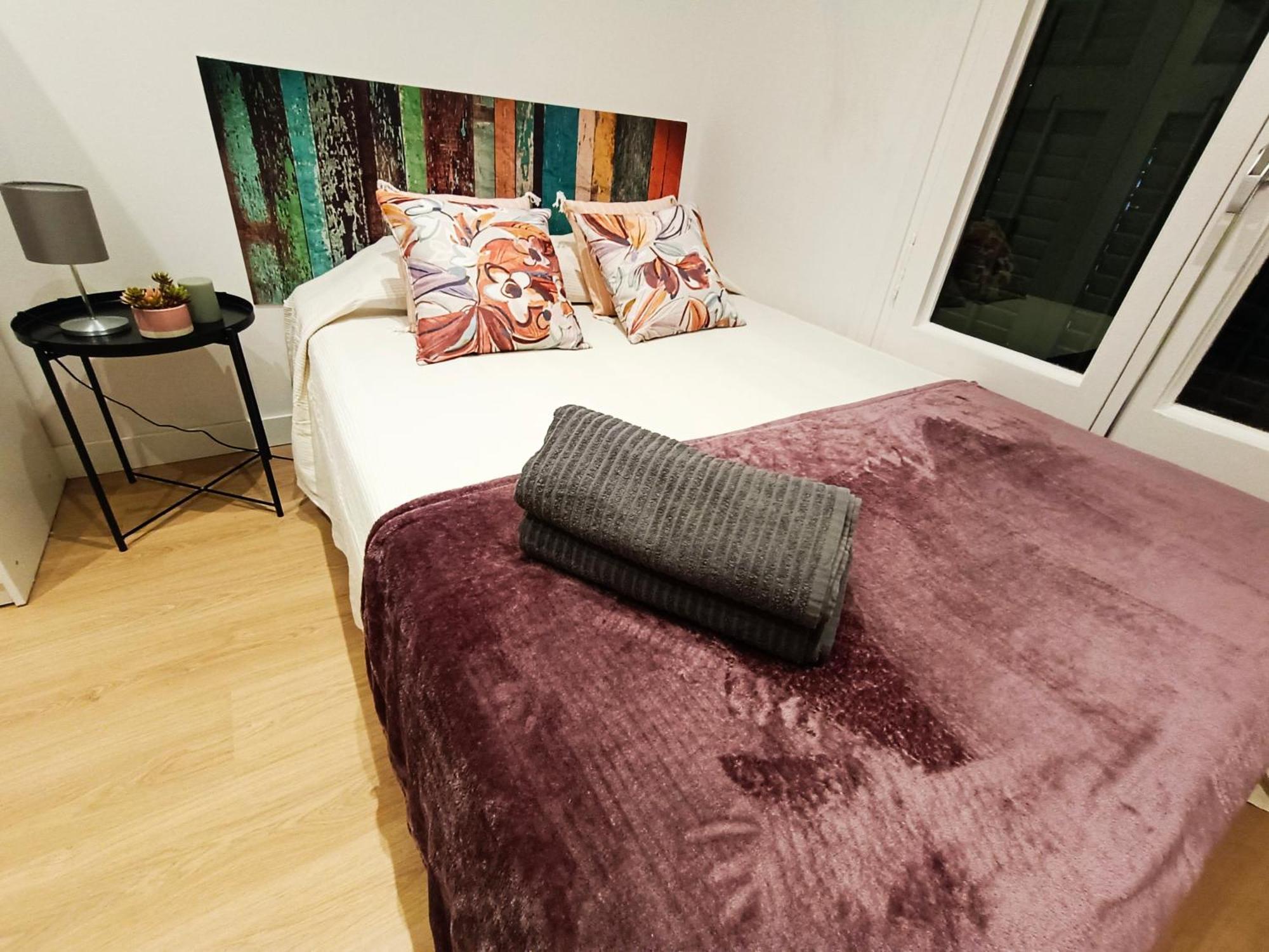 By Universitat Private Rooms Барселона Екстериор снимка