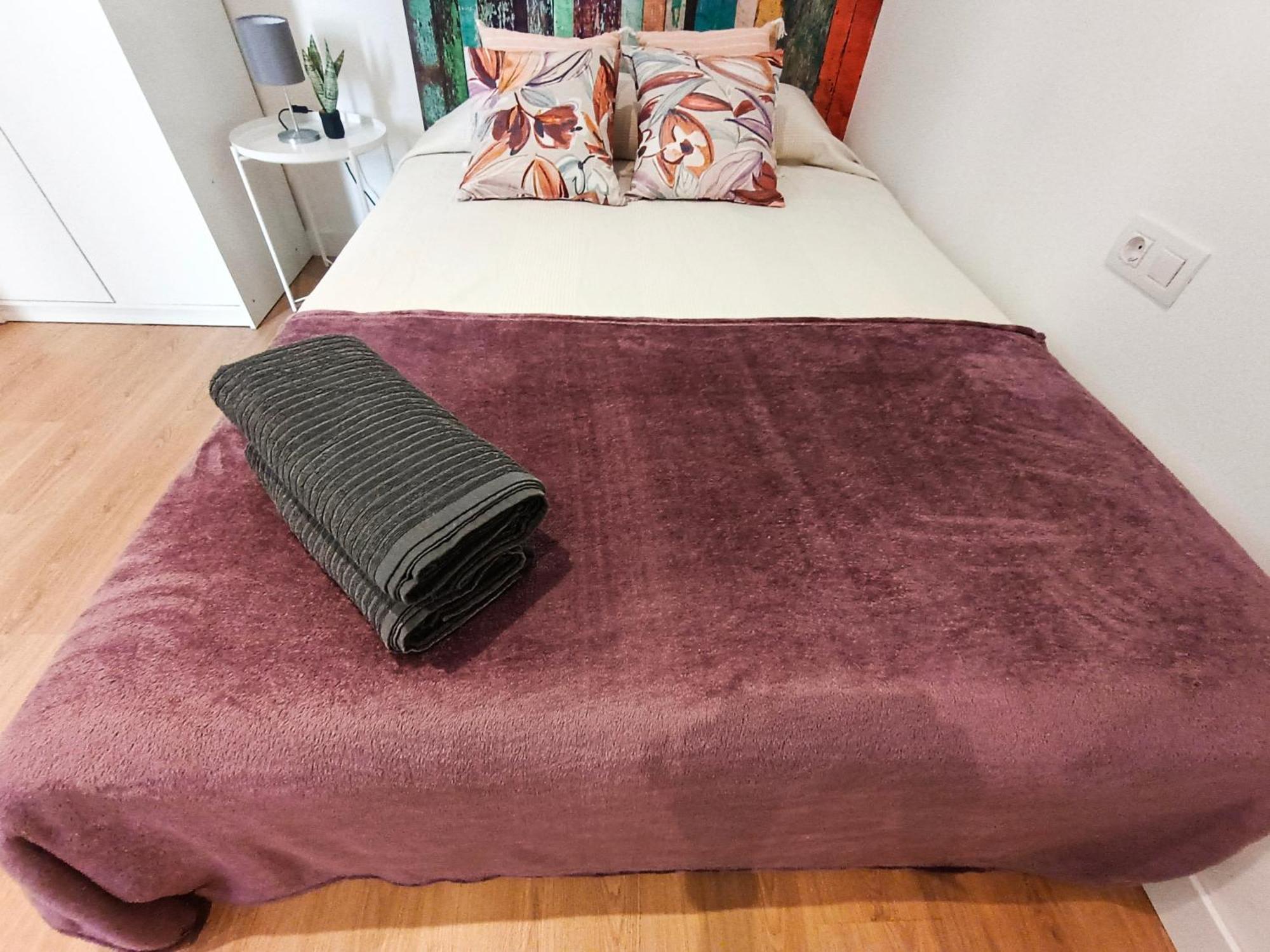 By Universitat Private Rooms Барселона Екстериор снимка