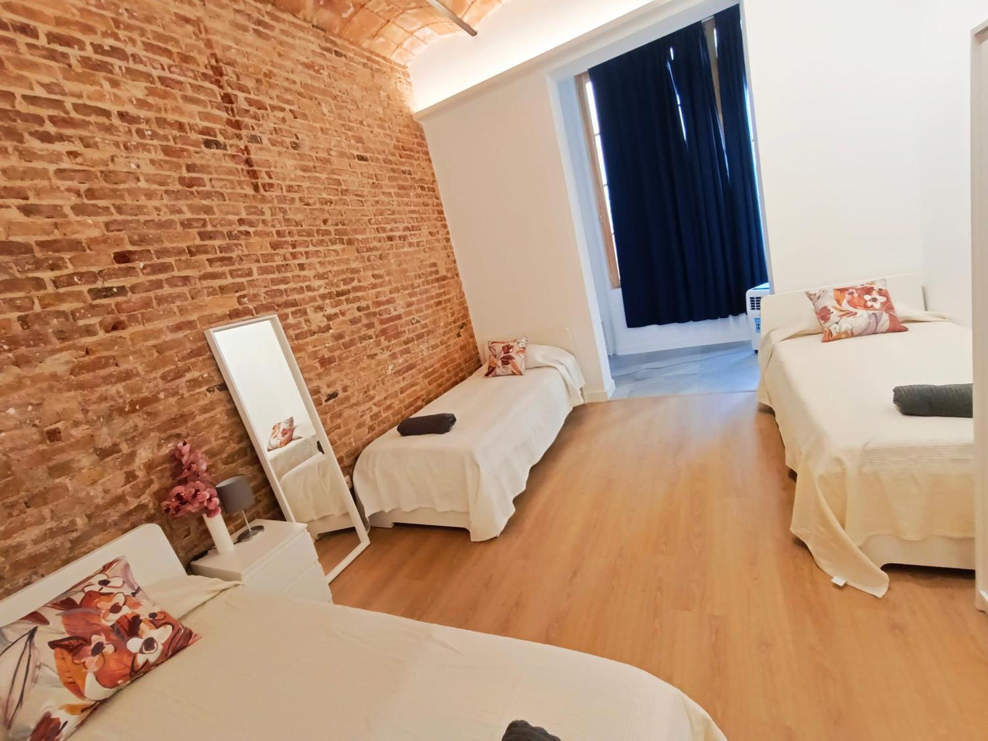 By Universitat Private Rooms Барселона Екстериор снимка
