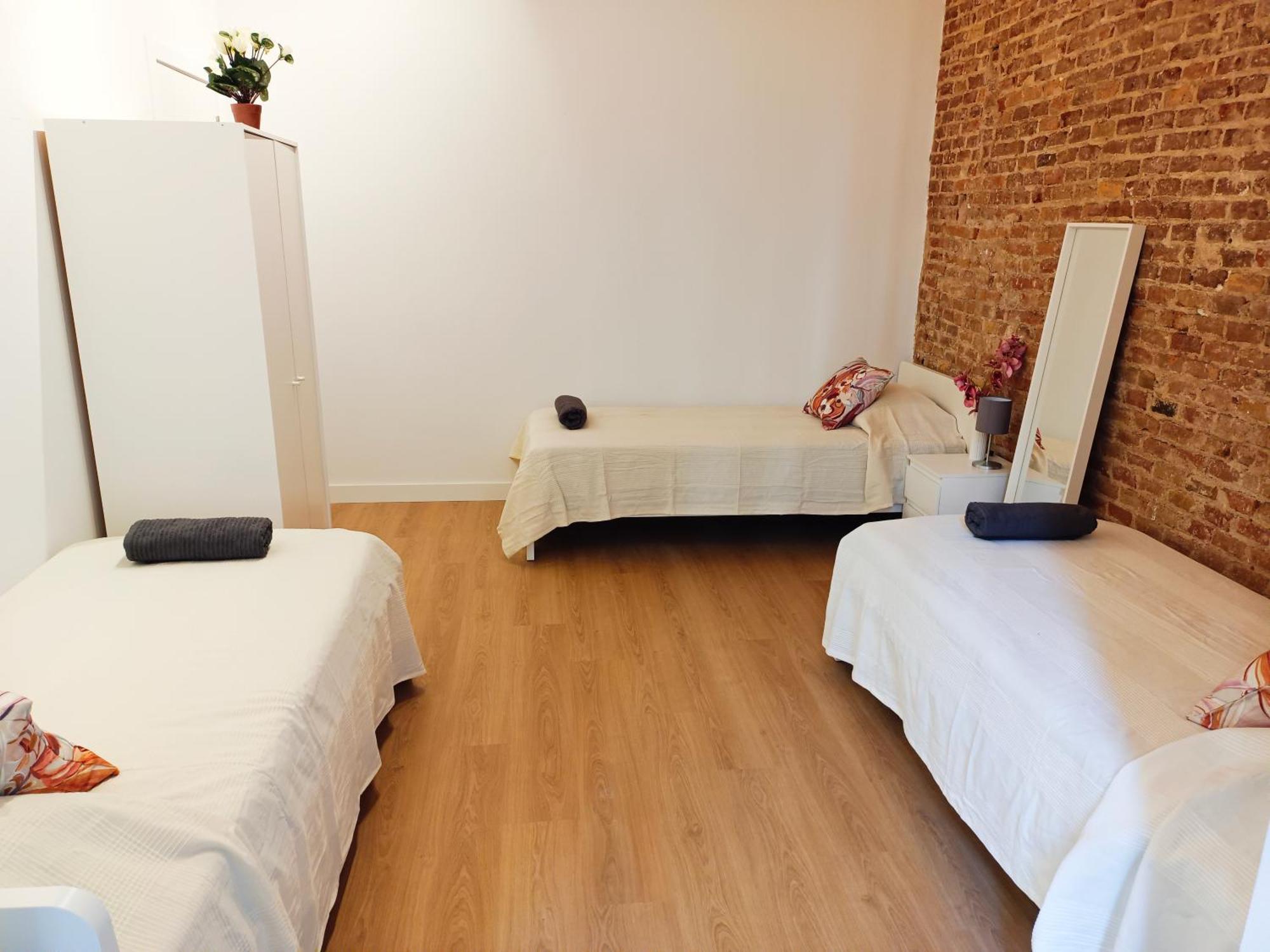 By Universitat Private Rooms Барселона Екстериор снимка