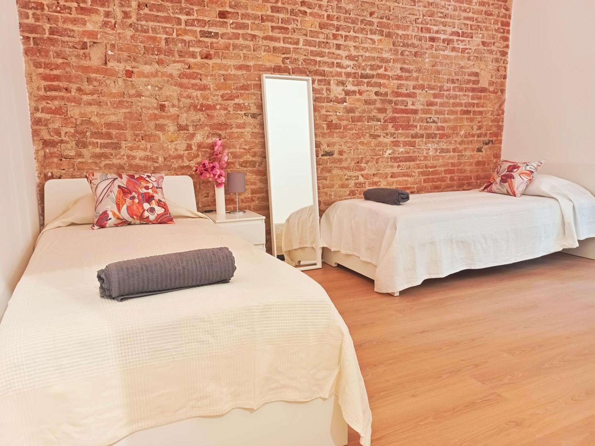 By Universitat Private Rooms Барселона Екстериор снимка