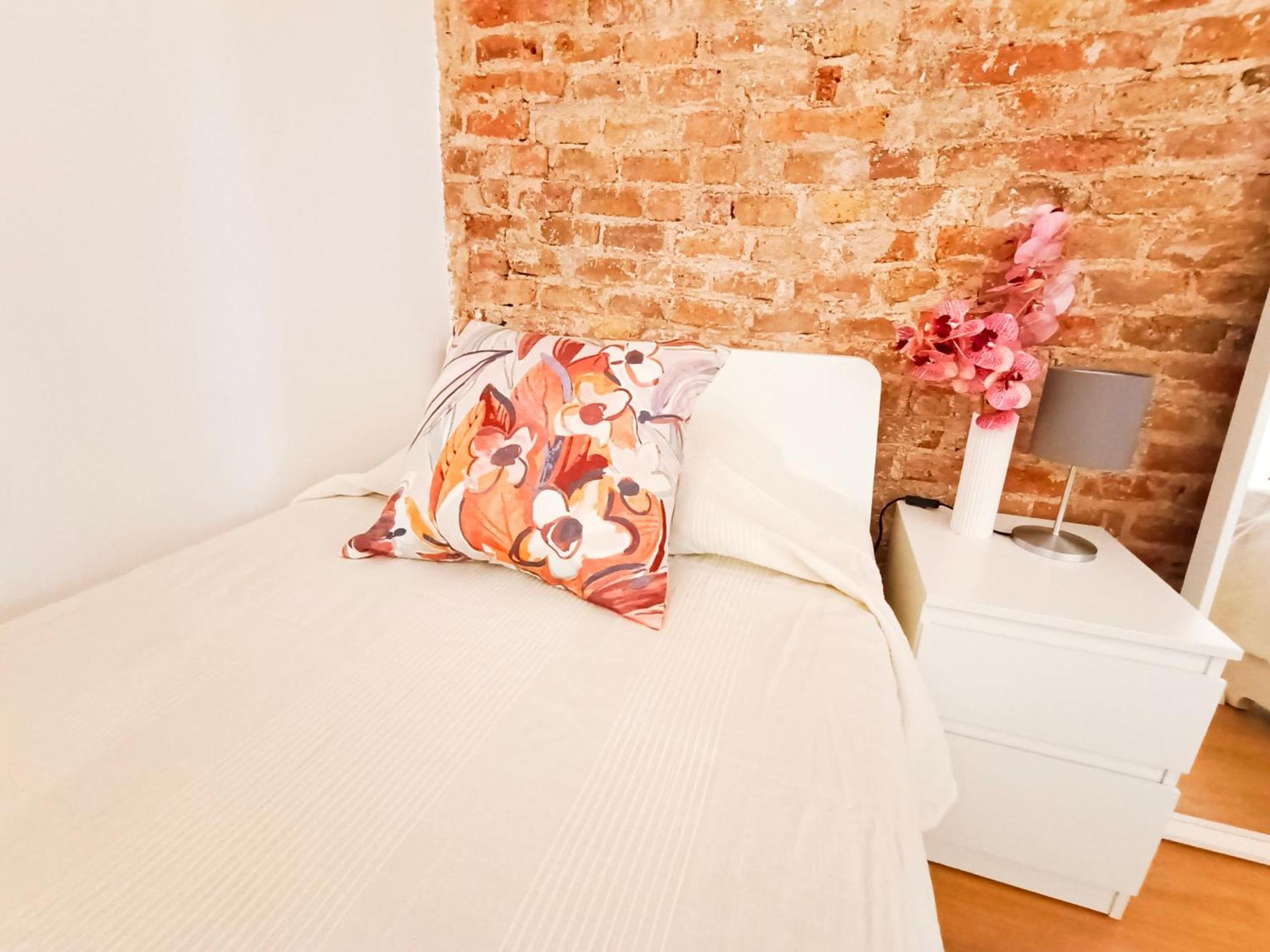 By Universitat Private Rooms Барселона Екстериор снимка