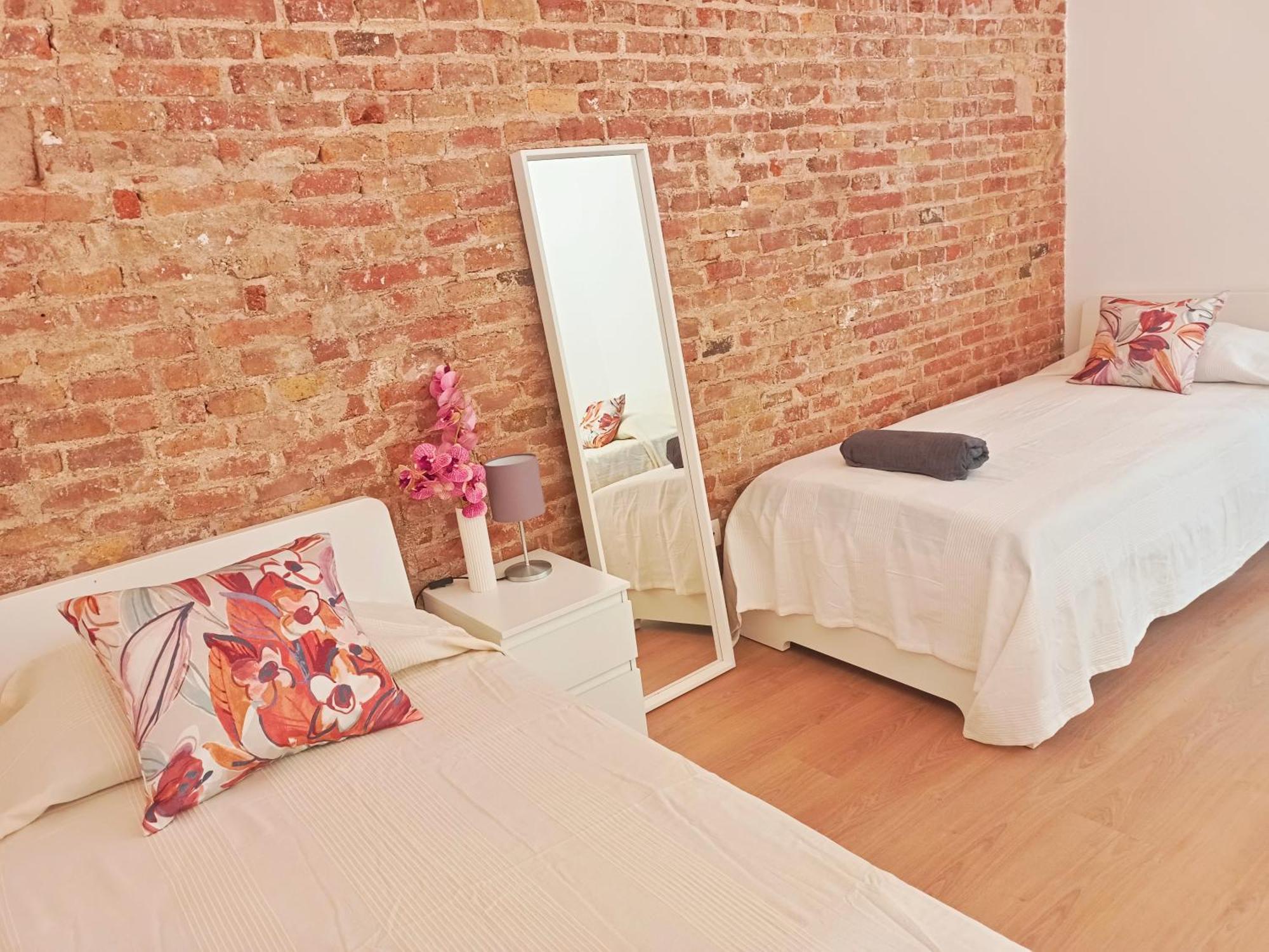 By Universitat Private Rooms Барселона Екстериор снимка